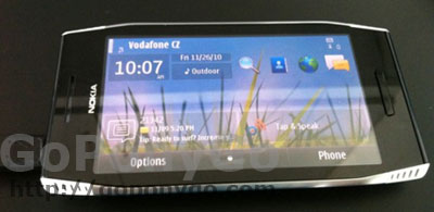 Nokia X7-00 con cuatro altavoces.